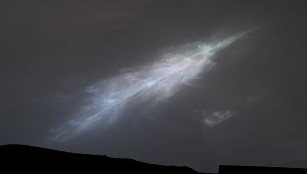 Nube iridiscente con forma de pluma en Marte