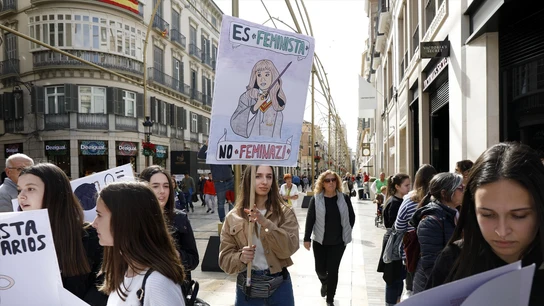 Mujer portando pancarta con el lema "Es Feminista, no Feminazi", durante la concentración con motivo del Día Internacional de la Mujer, 8-M desde la Plaza de la Marina. Mujer portando pancarta con el lema "Es Feminista, no Feminazi", durante la concentración con motivo del Día Internacional de la Mujer, 8-M desde la Plaza de la Marina.