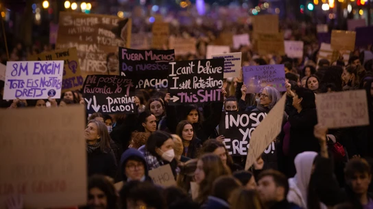 Un grupo de personas sostiene pancartas en una manifestación por el 8M, Día Internacional de la Mujer, a 8 de marzo de 2022, en Barcelona. Un grupo de personas sostiene pancartas en una manifestación por el 8M, Día Internacional de la Mujer, a 8 de marzo de 2022, en Barcelona.