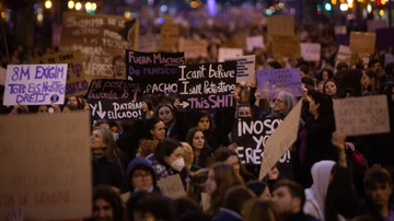 Un grupo de personas sostiene pancartas en una manifestación por el 8M, Día Internacional de la Mujer, a 8 de marzo de 2022, en Barcelona.