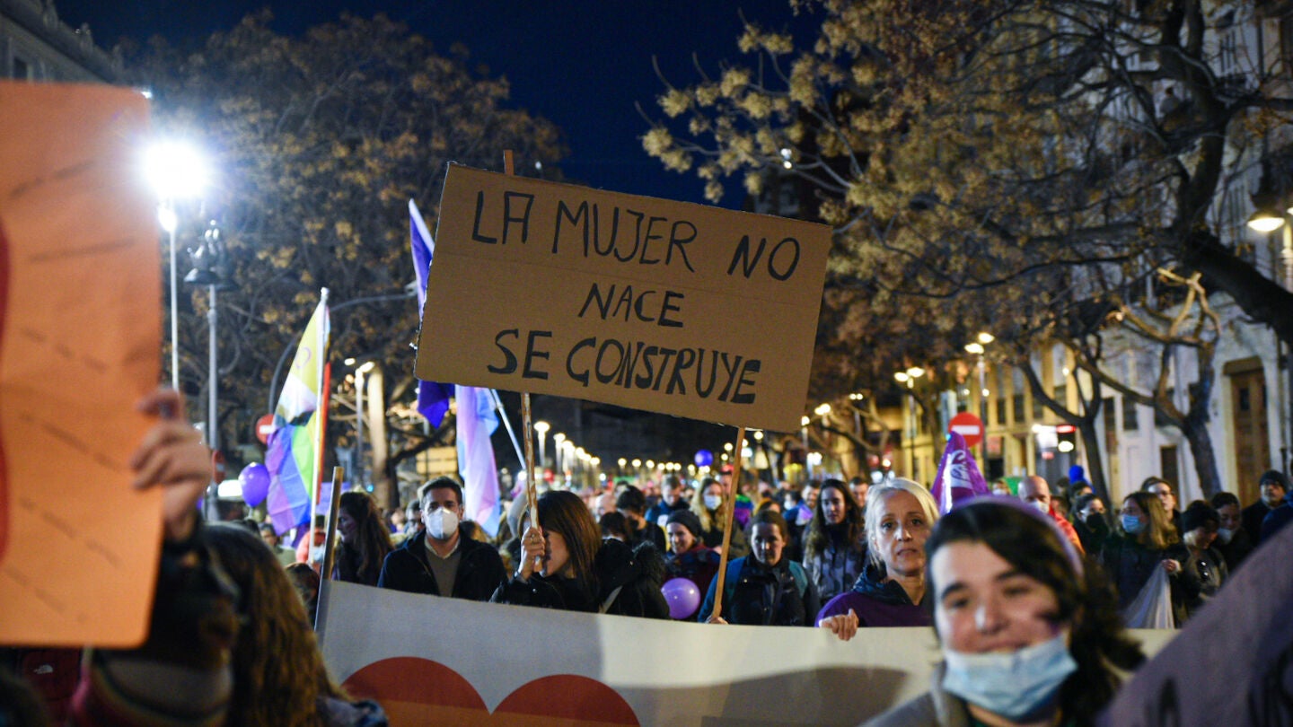 Un grupo de mujeres sostiene pancartas en una manifestación por el 8M, Día Internacional de la Mujer, a 8 de marzo de 2022, en Valencia.