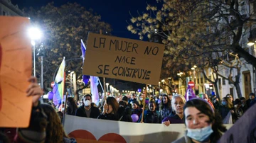 Un grupo de mujeres sostiene pancartas en una manifestación por el 8M, Día Internacional de la Mujer, a 8 de marzo de 2022, en Valencia.