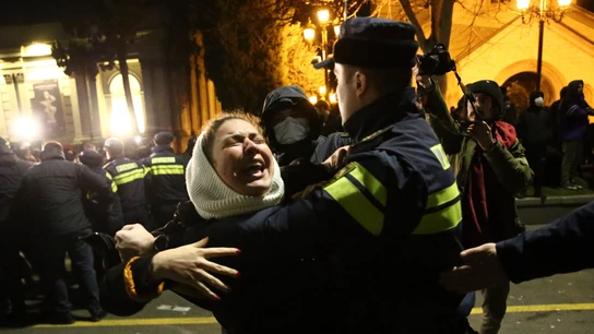 Un oficial de policía georgiano detiene a un manifestante durante la protesta. Un oficial de policía georgiano detiene a un manifestante durante la protesta.