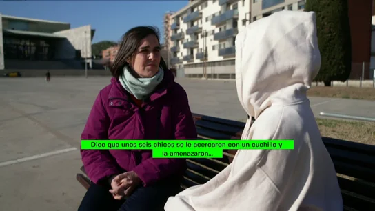Una periodista entrevista a la hermana de la niña violada en Badalona Un vigilante se negó a auxiliar a la niña violada en grupo en Badalona cuando le pidió ayuda: "Qué dices, vete para allá"