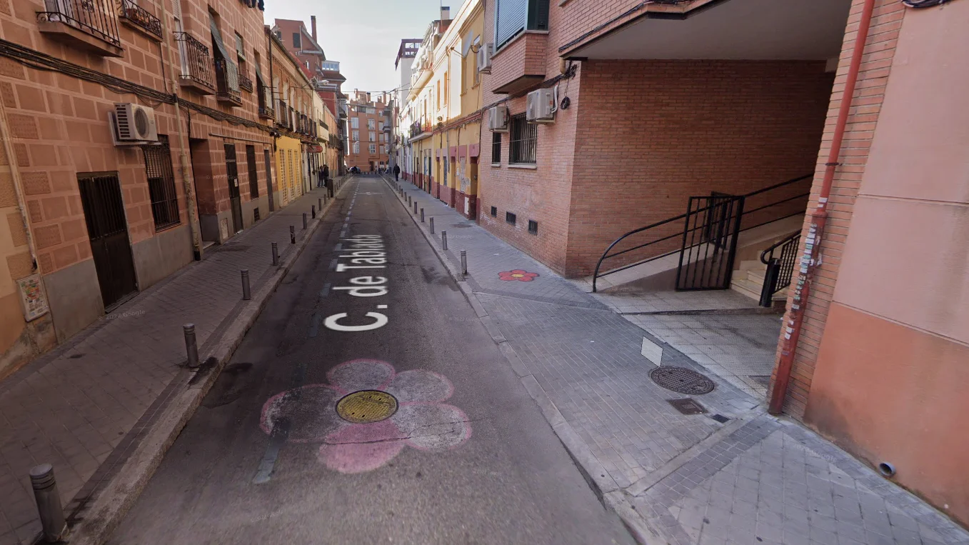 Flores pintadas en las alcantarillas en una calle del barrio de Tetu&aacute;n