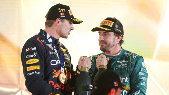 Max Verstappen y Fernando Alonso, en el podio del GP de Bahrein Max Verstappen y Fernando Alonso, en el podio del GP de Bahrein
