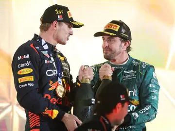 Max Verstappen y Fernando Alonso, en el podio del GP de Bahrein