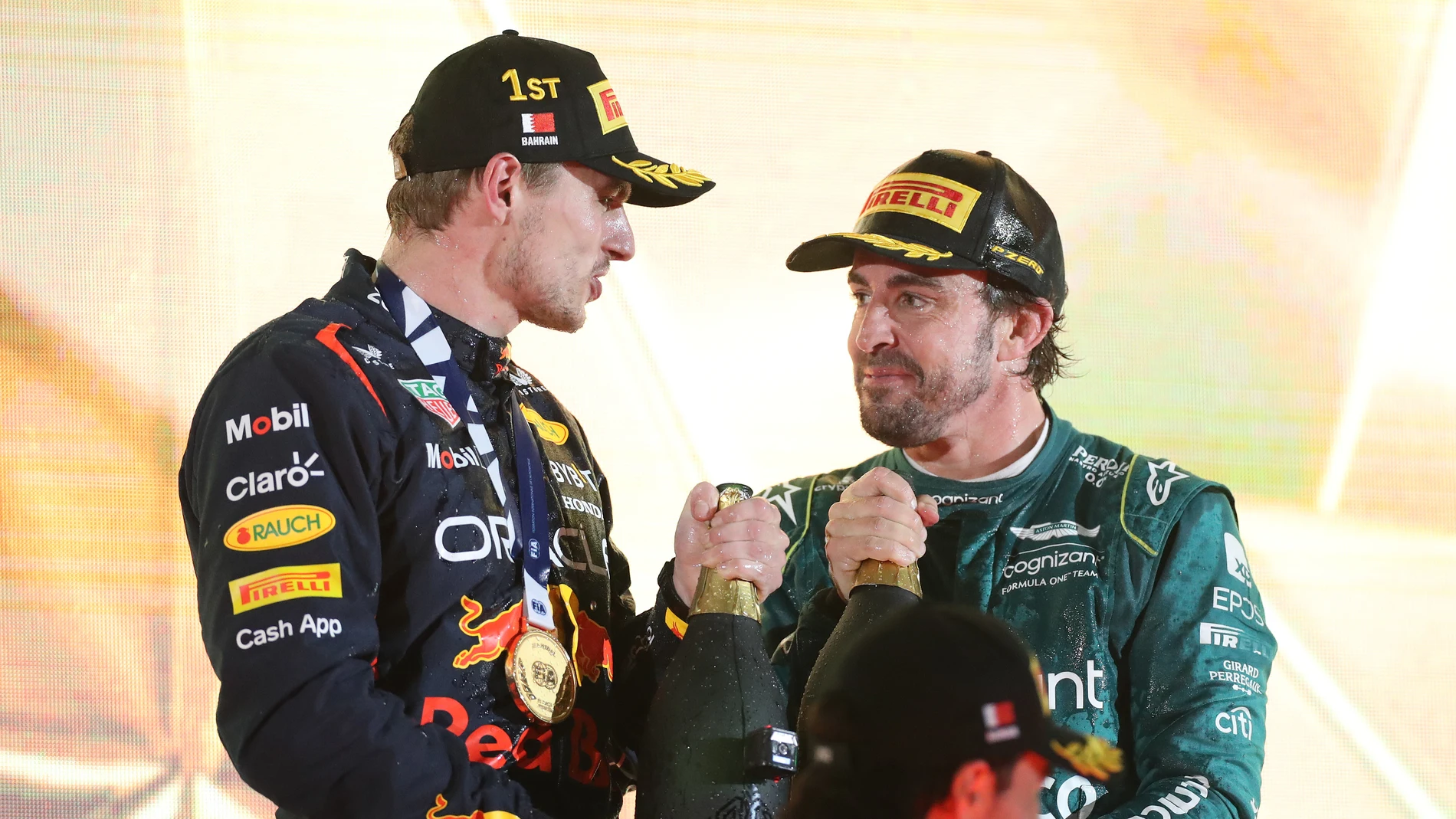 Max Verstappen y Fernando Alonso, en el podio del GP de Bahrein