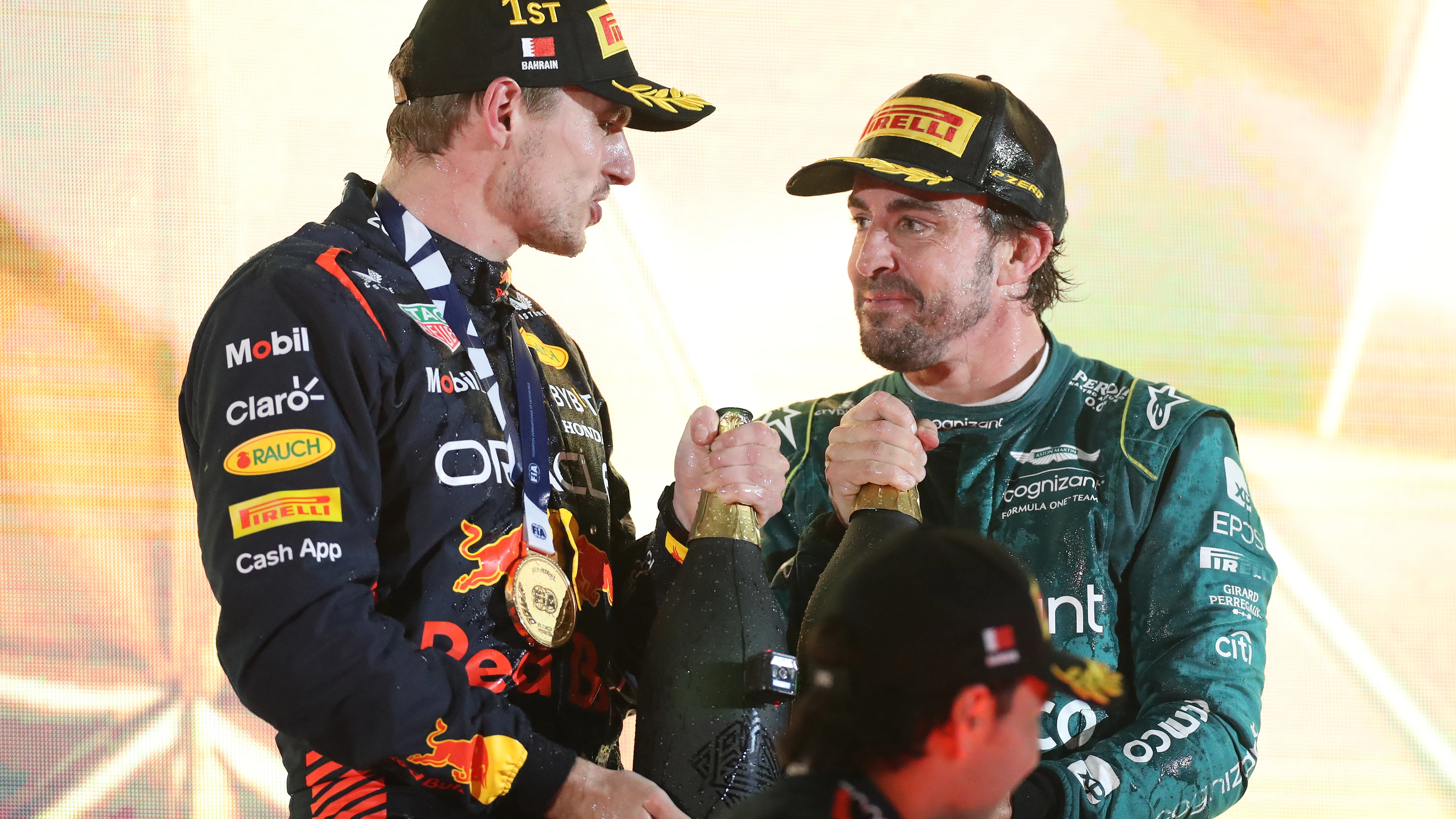 Max Verstappen y Fernando Alonso, en el podio del GP de Bahrein