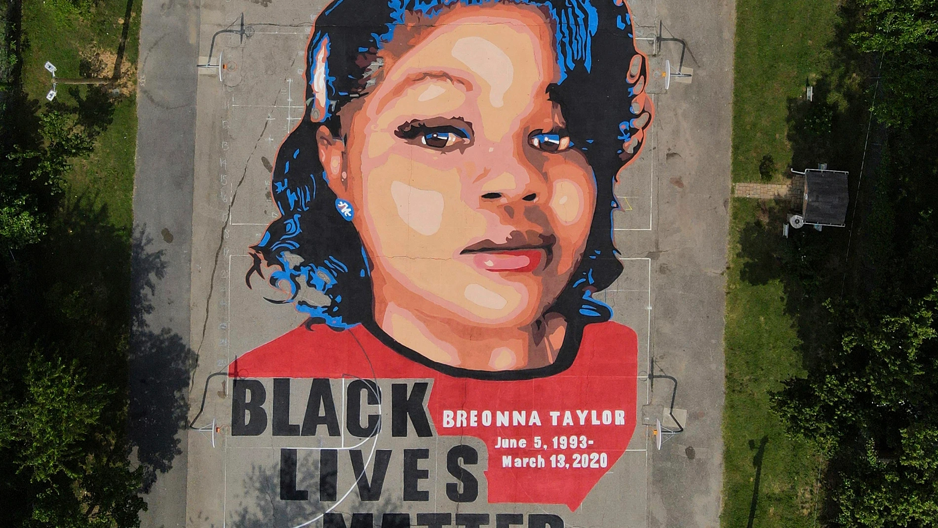 Un mural con la cara de Breonna Taylor.
