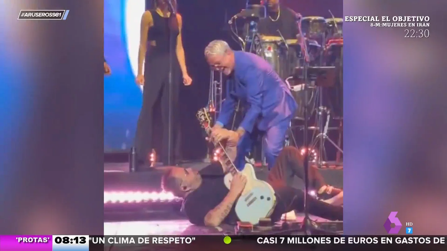 La reacción viral del guitarrista de Alejandro Sanz cuando el cantante lo tira al suelo en pleno concierto La reacción viral del guitarrista de Alejandro Sanz cuando el cantante lo tira al suelo en pleno concierto