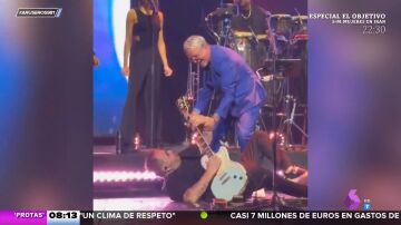 La reacción viral del guitarrista de Alejandro Sanz cuando el cantante lo tira al suelo en pleno concierto 