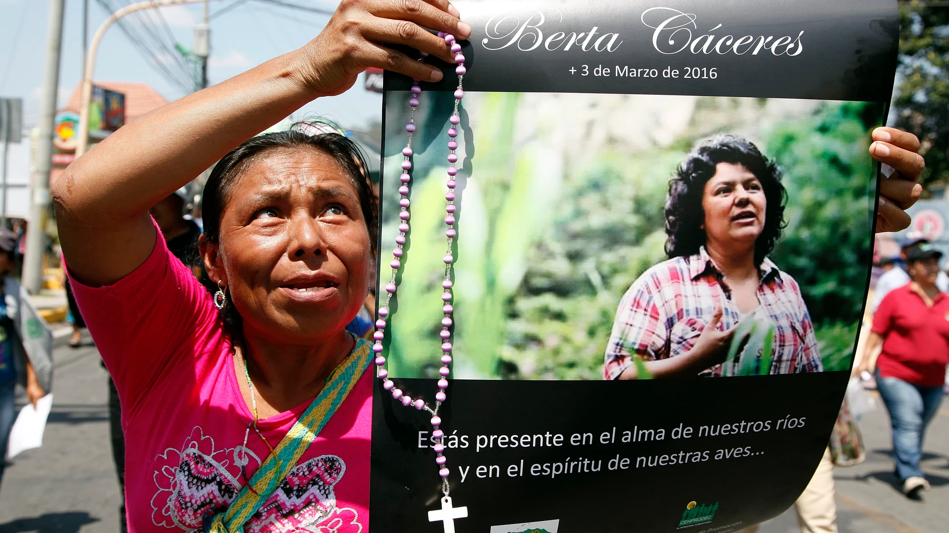 Una mujer con la foto de Berta Cáceres en una protesta en Honduras tras su asesinato