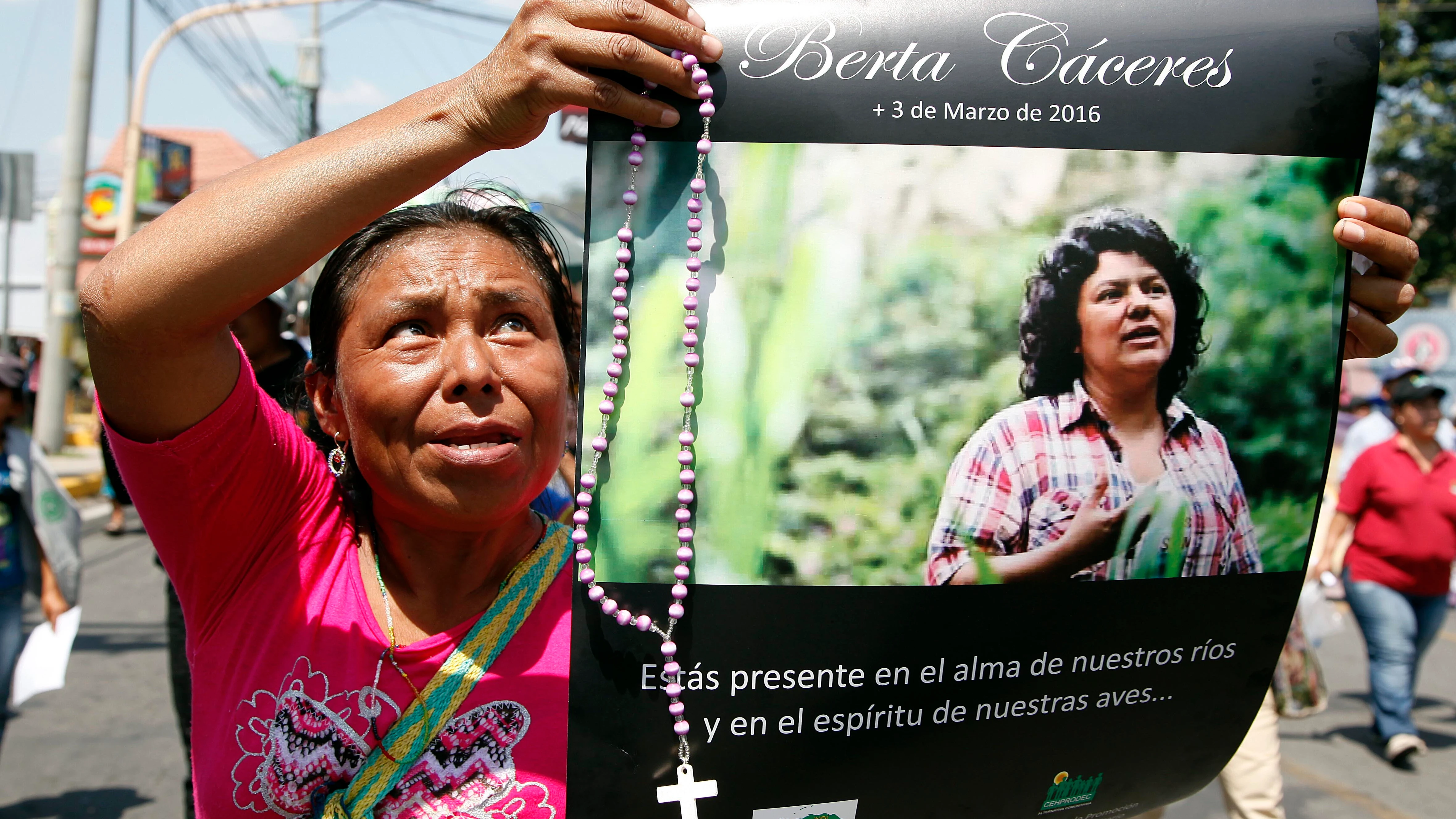 Una mujer con la foto de Berta Cáceres en una protesta en Honduras tras su asesinato