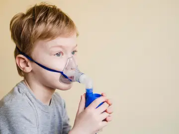 Niño con máscara de oxígeno Niño con máscara de oxígeno