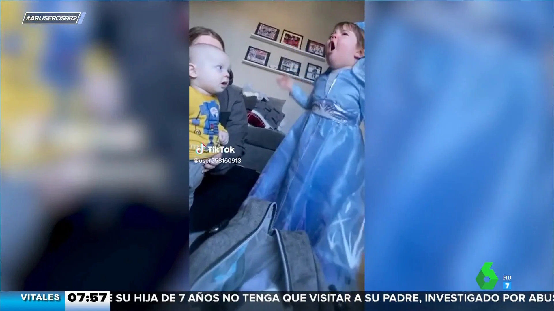 La reacción de este niño al ver cómo su hermana se viene arriba con su disfraz de Elsa de 'Frozen'