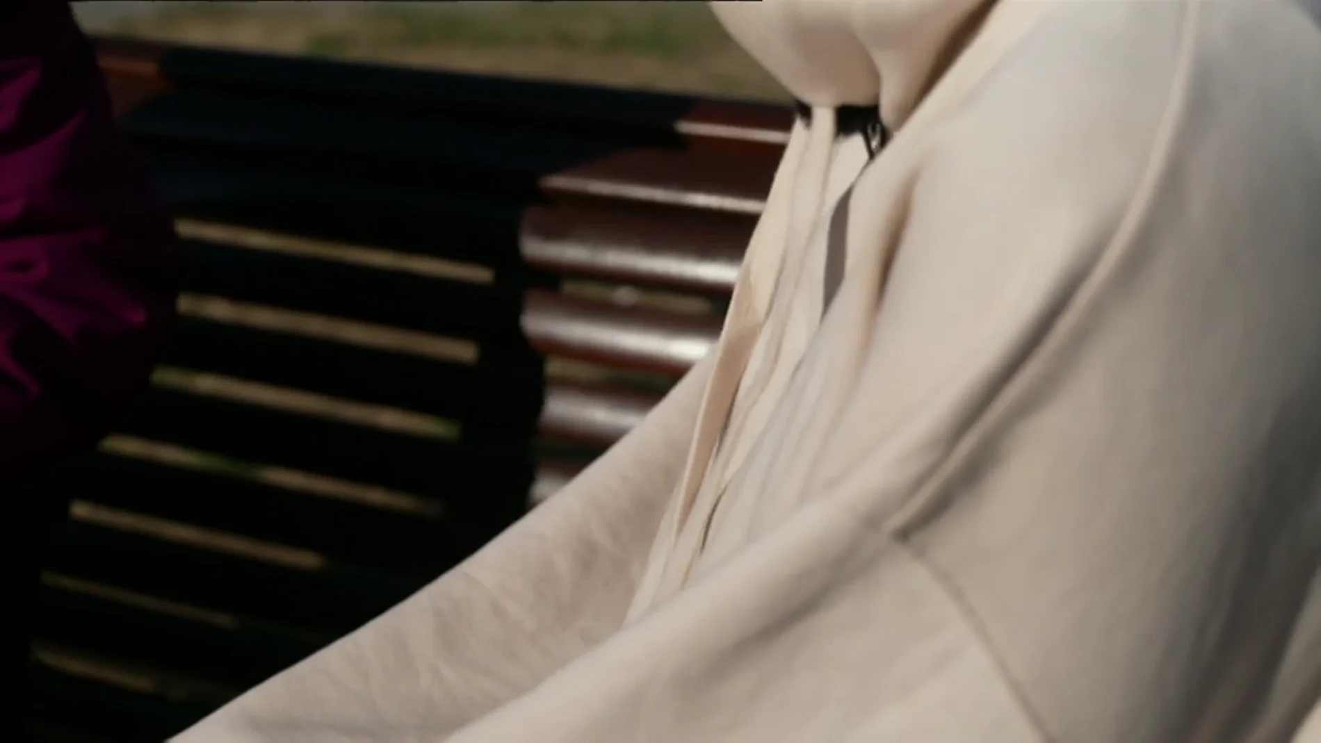 Una hermana de la niña violada en Badalona, cubierta con una capucha