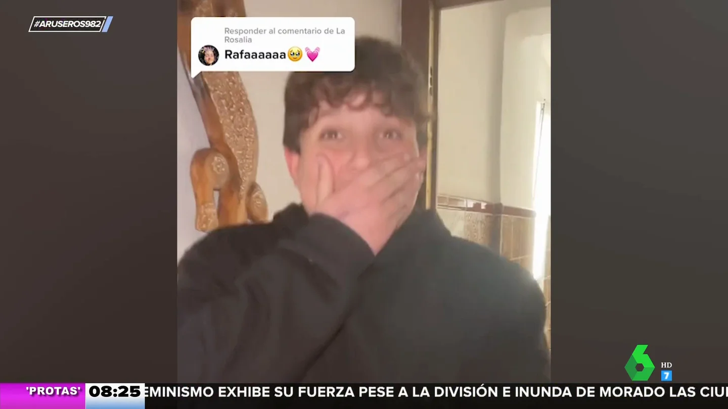 La reacción de Rafa, un joven fan de Rosalía, cuando descubre que la artista ha comentado su vídeo viral La reacción de Rafa, un joven fan de Rosalía, cuando descubre que la artista ha comentado su vídeo viral