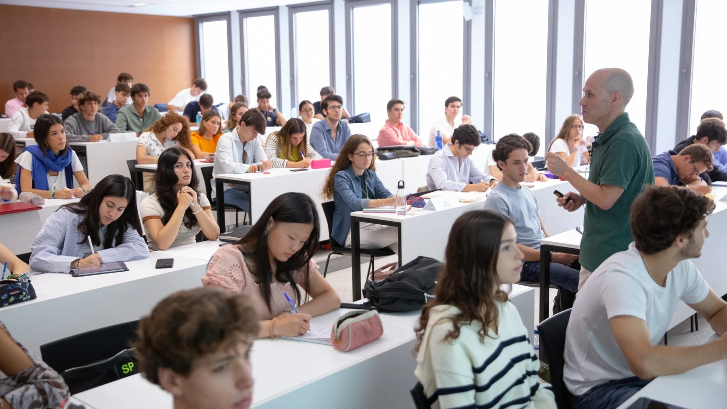 Foto de archivo de un profesor dando clase en la Universidad de Navarra. Foto de archivo de un profesor dando clase en la Universidad de Navarra.