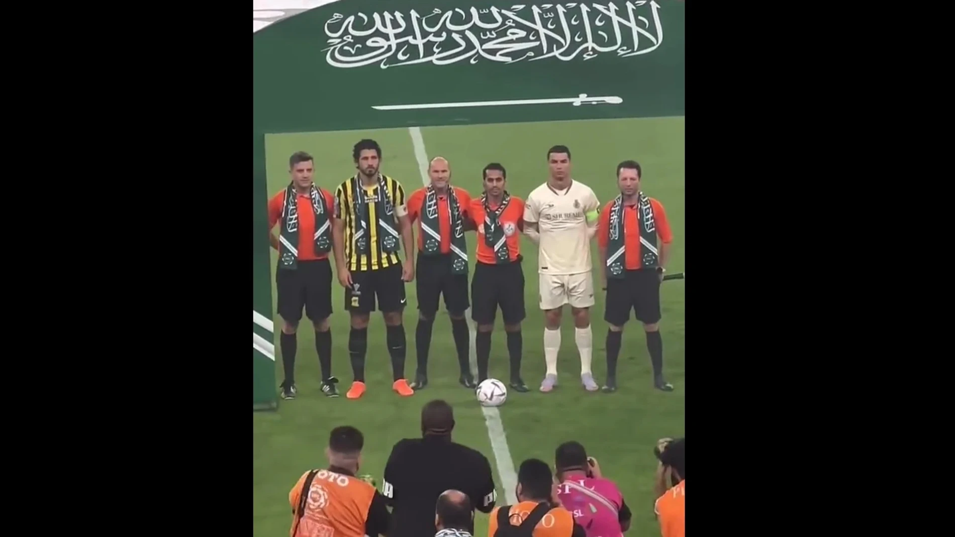 Mateu Lahoz, con Cristiano en la Liga de Arabia Saudí