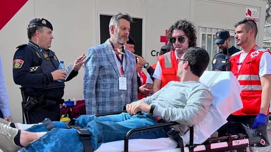 El concejal de Cultura Festiva, Carlos Galiana, junto a uno de los heridos en el lugar del suceso El concejal de Cultura Festiva, Carlos Galiana, junto a uno de los heridos en el lugar del suceso