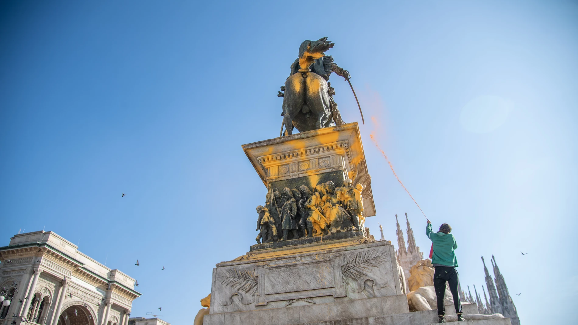 Activistas medioambientales arrojan pintura contra la estatua ecuestre de Vittorio Emanuele en el Duomo de Milán
