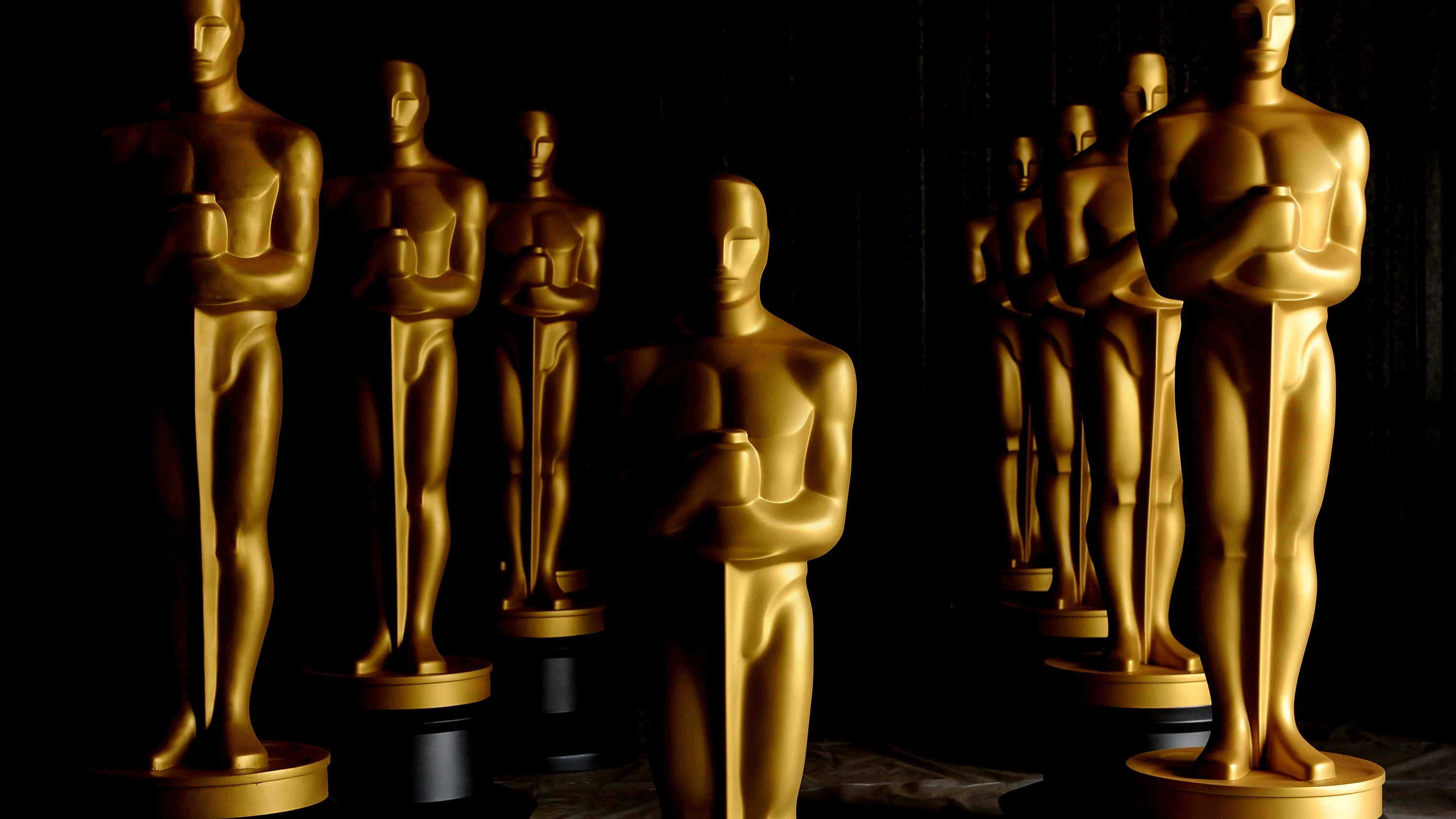 Varias estatuillas de los Premios Oscar