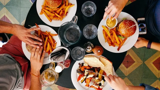Abusar de la comida rápida provoca daños similares o peores al consumo excesivo de alcohol Abusar de la comida rápida provoca daños similares o peores al consumo excesivo de alcohol