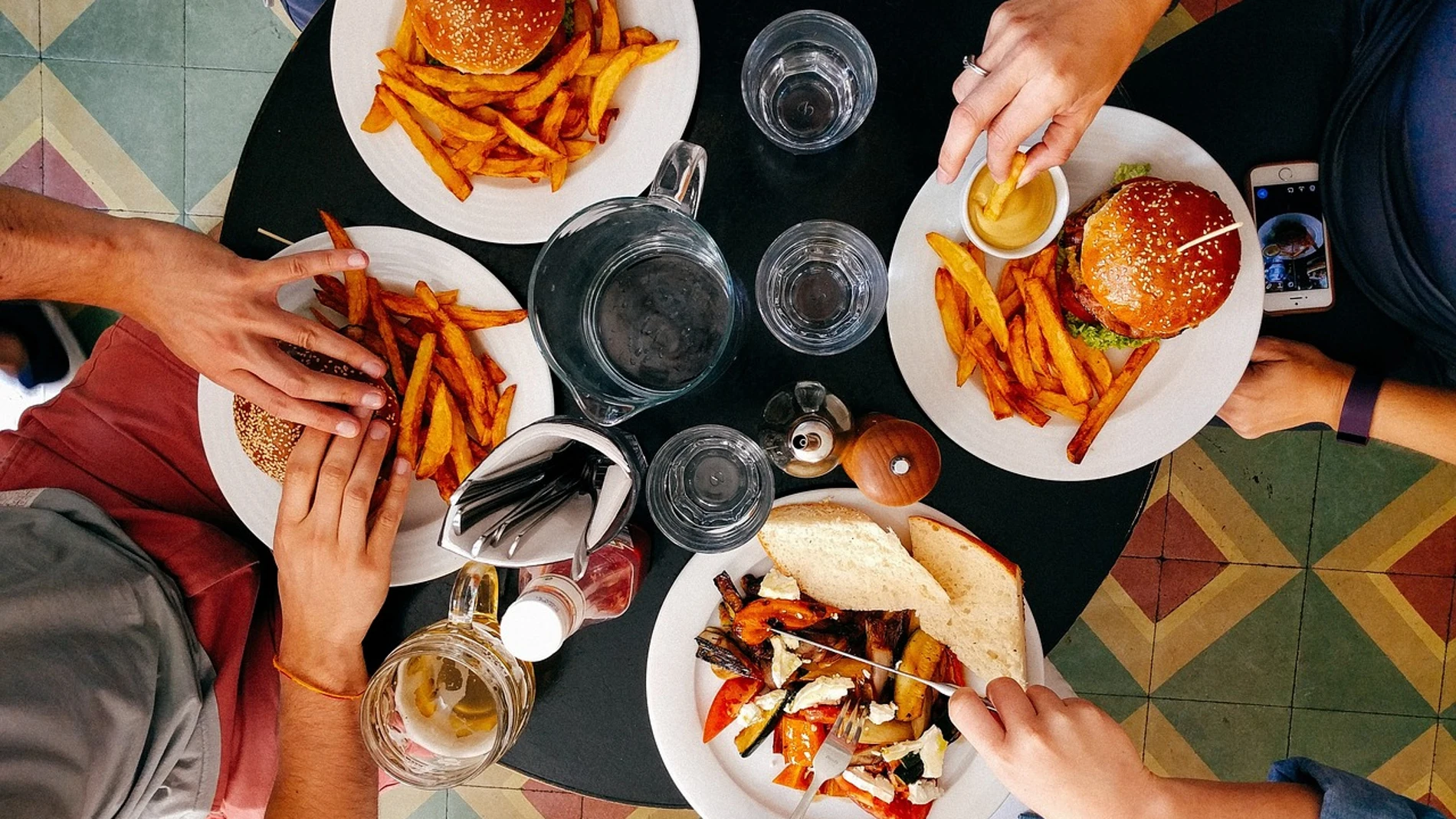 Abusar de la comida rápida provoca daños similares o peores al consumo excesivo de alcohol 