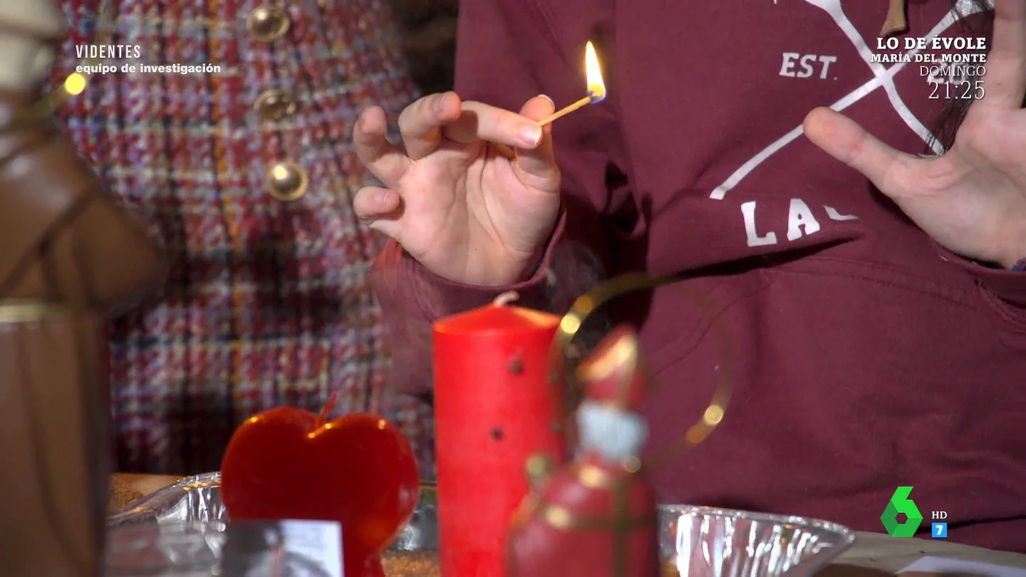 Una vidente muestra a Equipo de Investigación su ritual "más vendido": "Sirve para atraer a una persona amada" Una vidente muestra a Equipo de Investigación su ritual "más vendido": "Sirve para atraer a una persona amada"