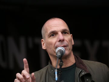 Several hooded men beat up former Greek minister Varoufakis in Athens
