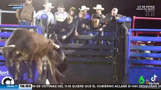 La brutal patada de un toro a un trabajador de un rodeo La brutal patada de un toro a un trabajador de un rodeo