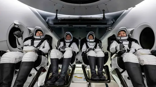 Los cuatro astronautas a bordo de la nave de recuperación de SpaceX Shannon después de haber aterrizado en el Golfo de México. Los cuatro astronautas a bordo de la nave de recuperación de SpaceX Shannon después de haber aterrizado en el Golfo de México.