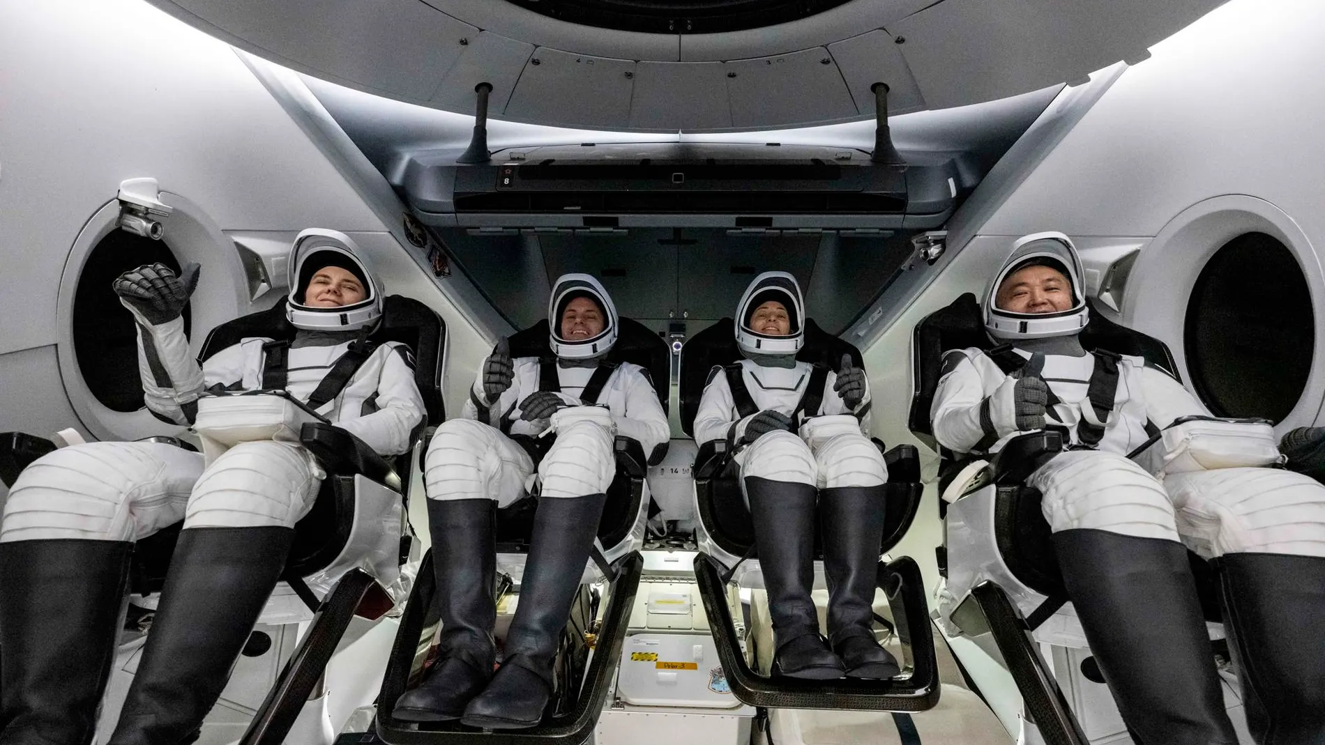 Los cuatro astronautas a bordo de la nave de recuperación de SpaceX Shannon después de haber aterrizado en el Golfo de México.