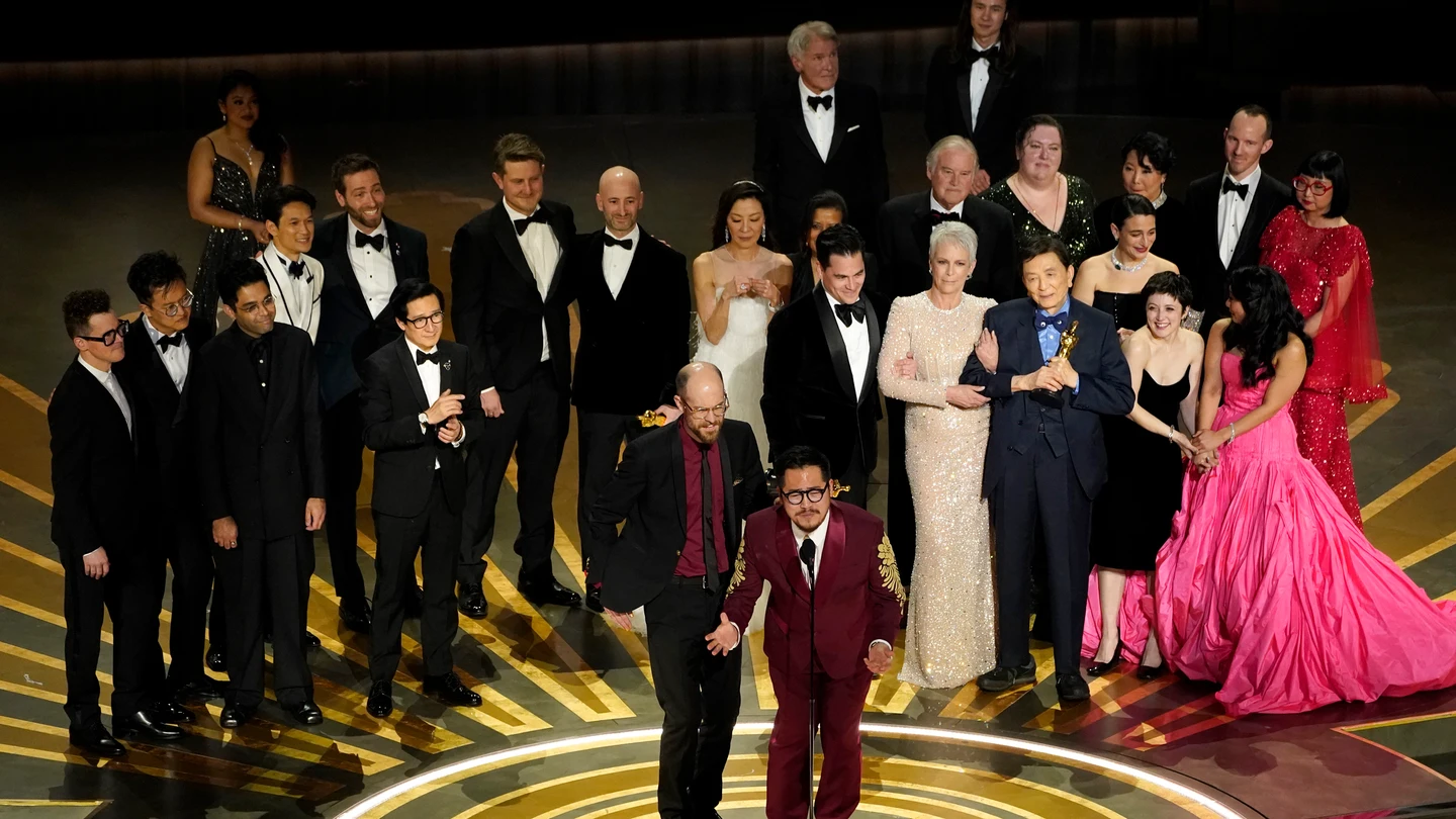 El elenco y el equipo de "Everything Everywhere All at Once" aceptan el premio a la mejor película en los Oscar este domingo. El elenco y el equipo de "Everything Everywhere All at Once" aceptan el premio a la mejor película en los Oscar este domingo.