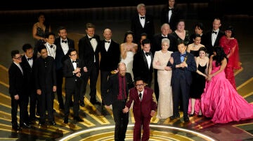 El elenco y el equipo de "Everything Everywhere All at Once" aceptan el premio a la mejor película en los Oscar este domingo.