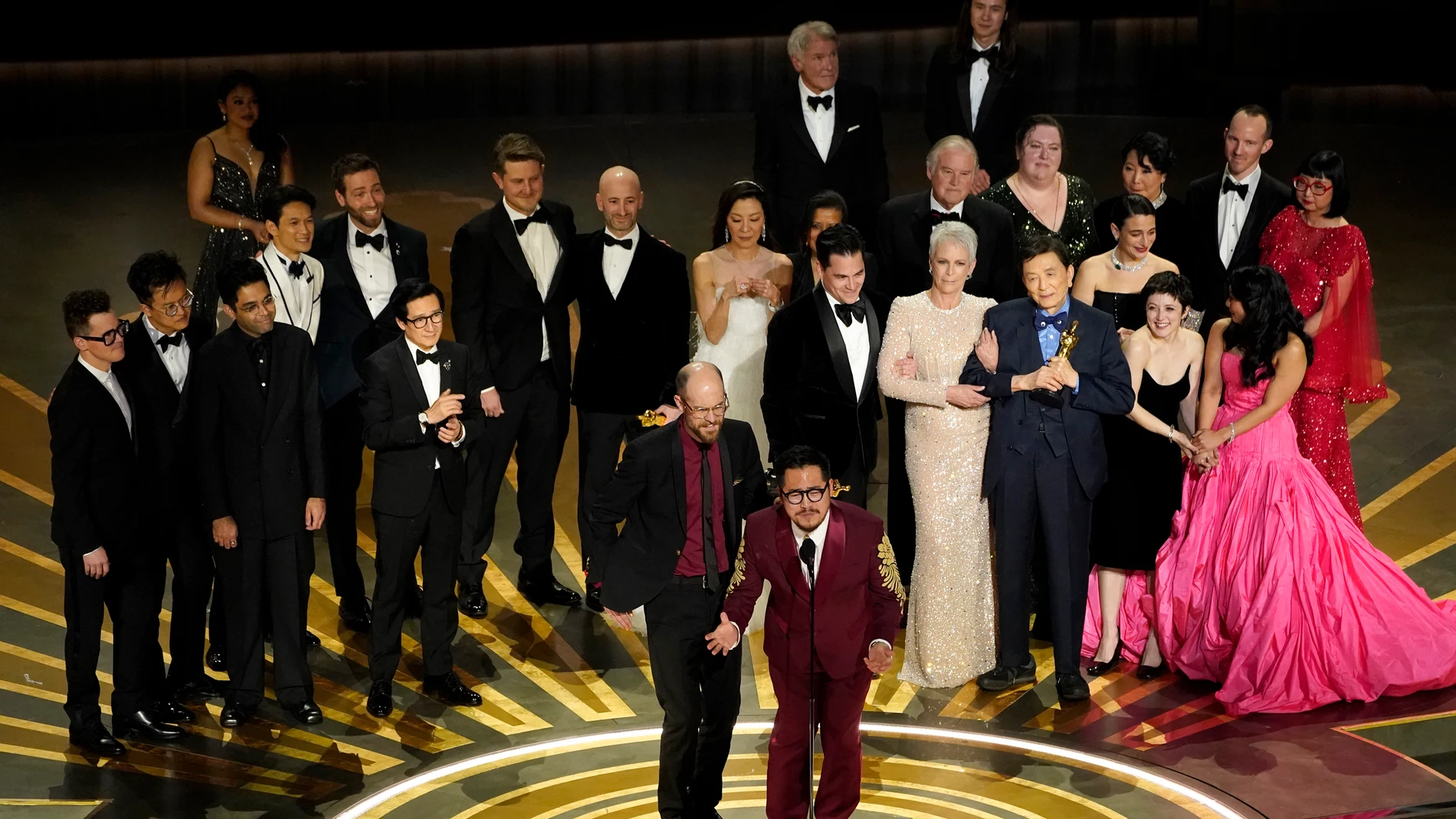El elenco y el equipo de &quot;Everything Everywhere All at Once&quot; aceptan el premio a la mejor película en los Oscar este domingo.