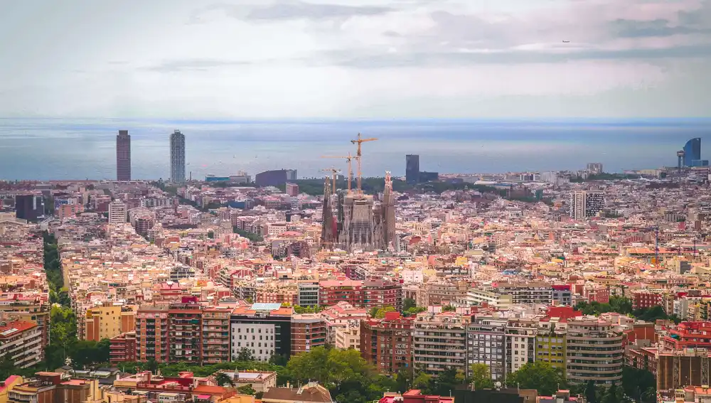 Panorámica de Barcelona con el mar al fondo y la Sagrada Familia en el centro