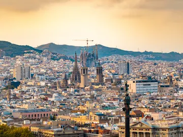 Panorámica de Barcelona con la Sagrada Familia en el centro Panorámica de Barcelona con la Sagrada Familia en el centro