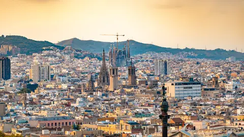 Panorámica de Barcelona con la Sagrada Familia en el centro Panorámica de Barcelona con la Sagrada Familia en el centro