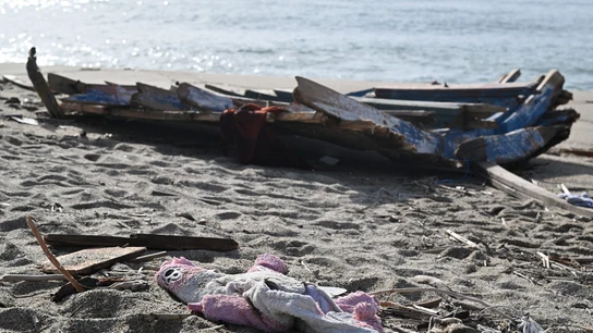 Trozos de madera y otros escombros fueron arrastrados a la playa, tres días después de que una embarcación de migrantes se hundiera frente a la costa, en Steccato di Cutro, al sur Italia, este 1 de marzo. Trozos de madera y otros escombros fueron arrastrados a la playa, tres días después de que una embarcación de migrantes se hundiera frente a la costa, en Steccato di Cutro, al sur Italia, este 1 de marzo.
