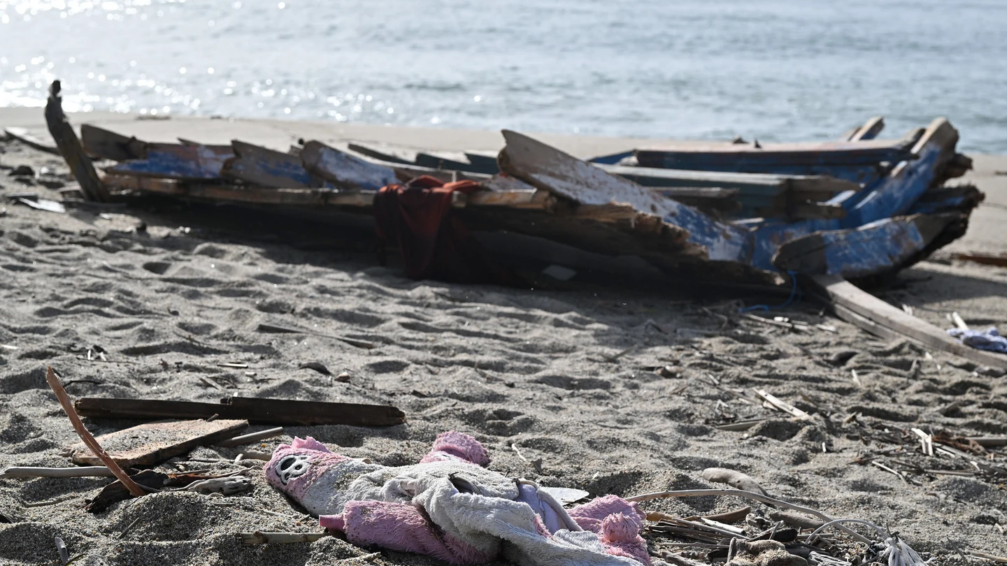 Trozos de madera y otros escombros fueron arrastrados a la playa, tres días después de que una embarcación de migrantes se hundiera frente a la costa, en Steccato di Cutro, al sur Italia, este 1 de marzo. Trozos de madera y otros escombros fueron arrastrados a la playa, tres días después de que una embarcación de migrantes se hundiera frente a la costa, en Steccato di Cutro, al sur Italia, este 1 de marzo.