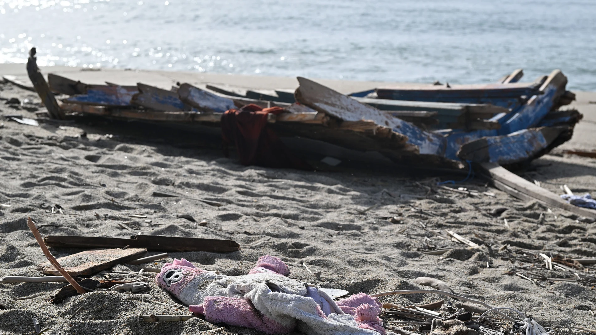 Trozos de madera y otros escombros fueron arrastrados a la playa, tres días después de que una embarcación de migrantes se hundiera frente a la costa, en Steccato di Cutro, al sur Italia, este 1 de marzo.