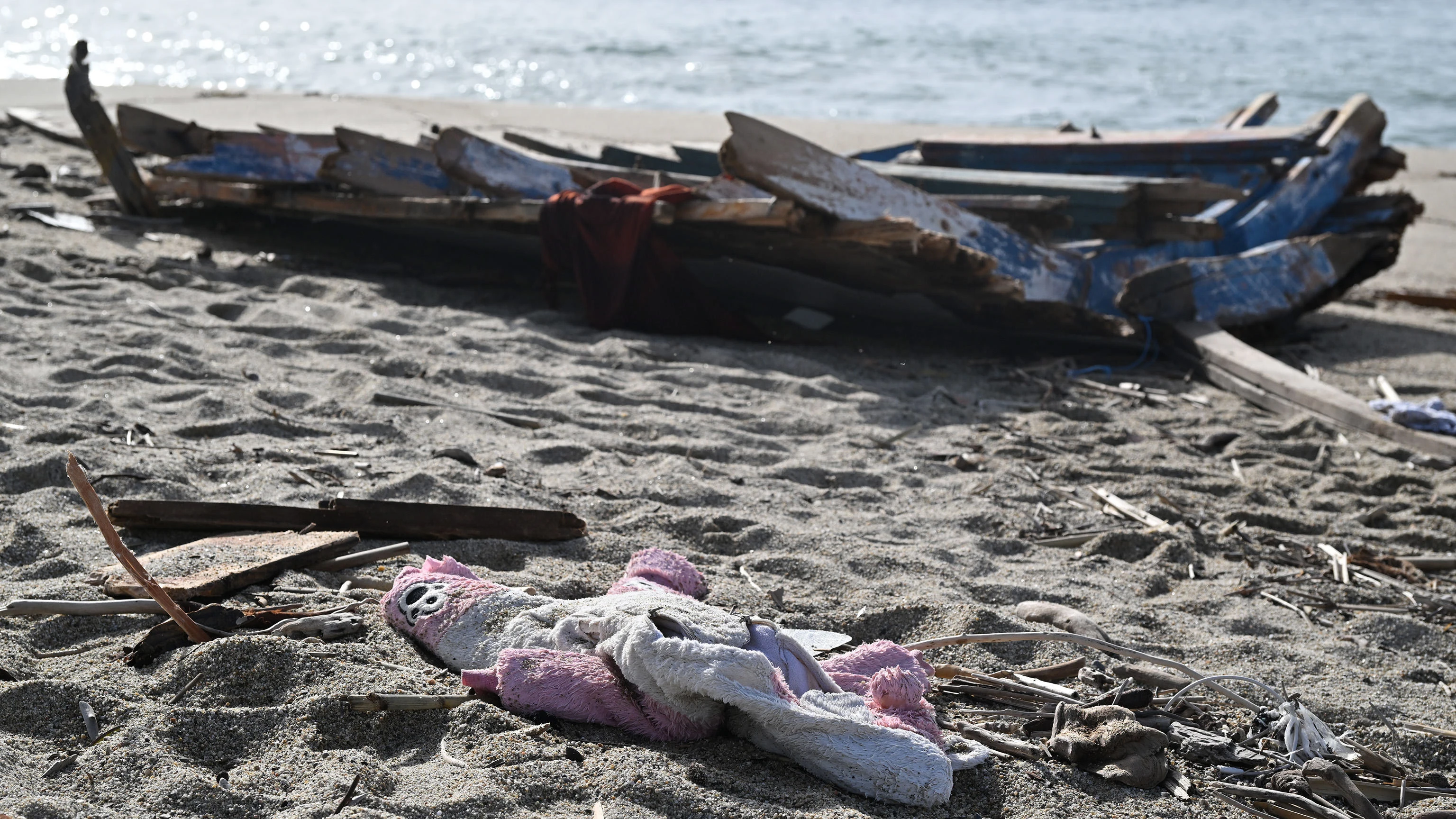 Trozos de madera y otros escombros fueron arrastrados a la playa, tres días después de que una embarcación de migrantes se hundiera frente a la costa, en Steccato di Cutro, al sur Italia, este 1 de marzo.