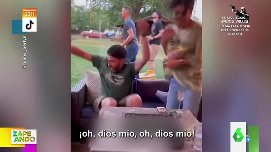 Las cómicas reacciones a la broma del peligro invisible: así actúa la gente cuando alguien echa a correr gritando Las cómicas reacciones a la broma del peligro invisible: así actúa la gente cuando alguien echa a correr gritando