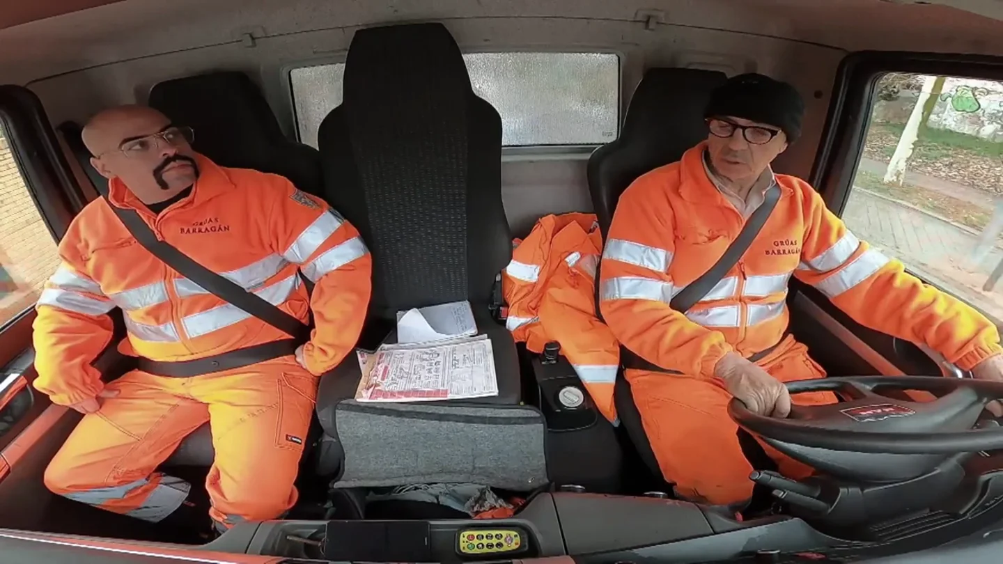 El jefe infiltrado se percata de que su empleado no avisa a central de que ha terminado un servicio: "Que se esperen" El jefe infiltrado se percata de que su empleado no avisa a central de que ha terminado un servicio: "Que se esperen"