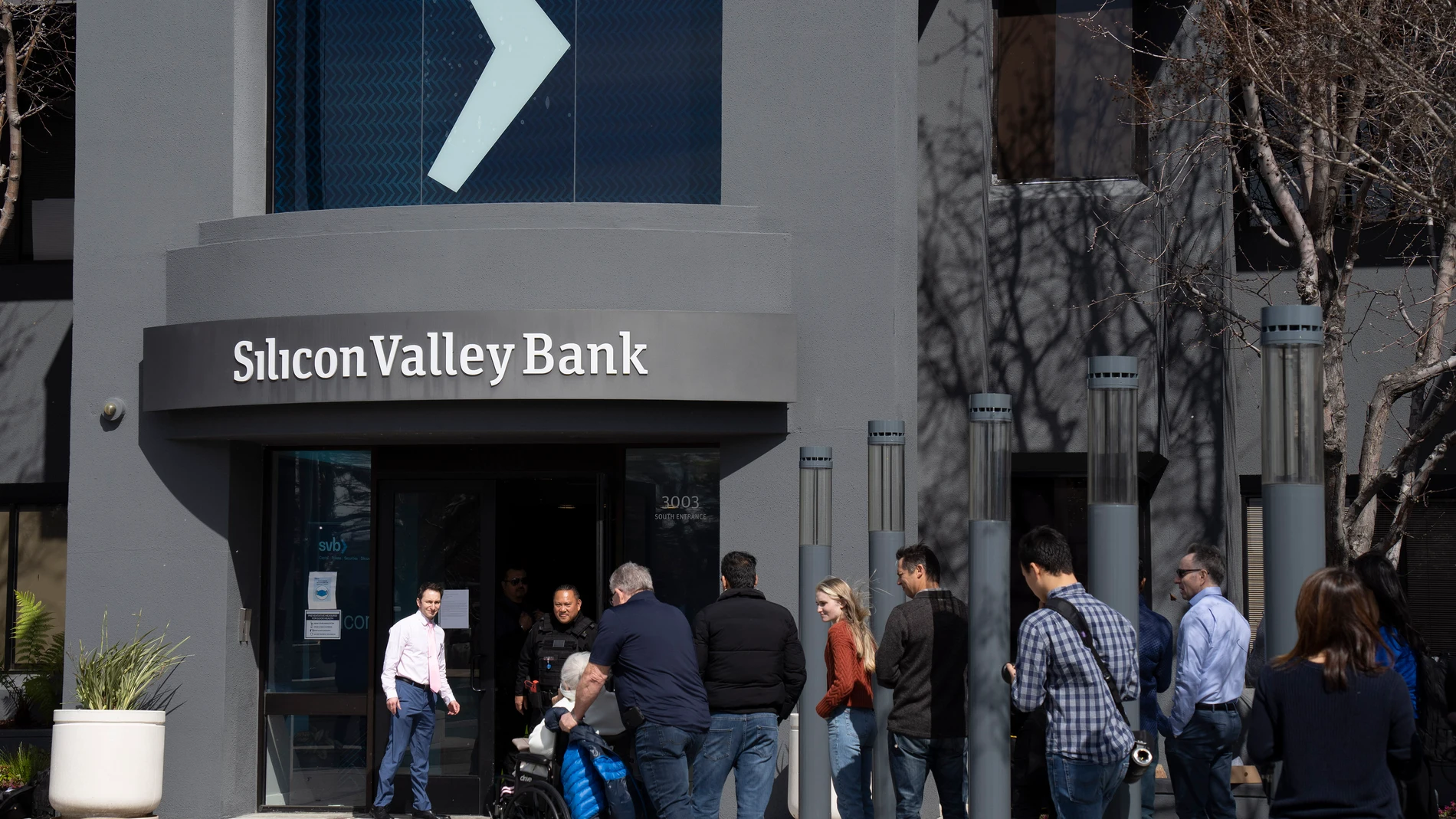 Una cola de clientes espera ante una sede de Silicon Valley Bank