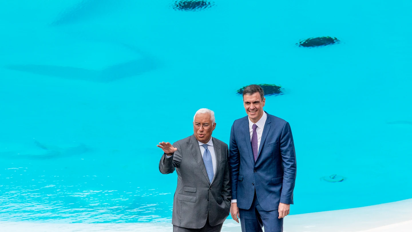 El presidente del Gobierno de España, Pedro Sánchez (d), junto al primer ministro de la República Portuguesa, Antonio Costa (i), en los Jameos del Agua. El presidente del Gobierno de España, Pedro Sánchez (d), junto al primer ministro de la República Portuguesa, Antonio Costa (i), en los Jameos del Agua.