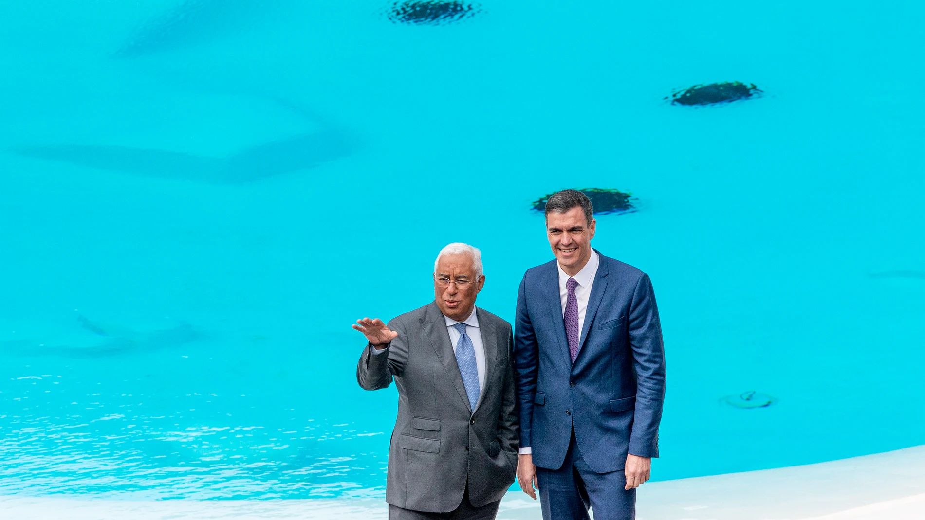 El presidente del Gobierno de España, Pedro Sánchez (d), junto al primer ministro de la República Portuguesa, Antonio Costa (i), en los Jameos del Agua.