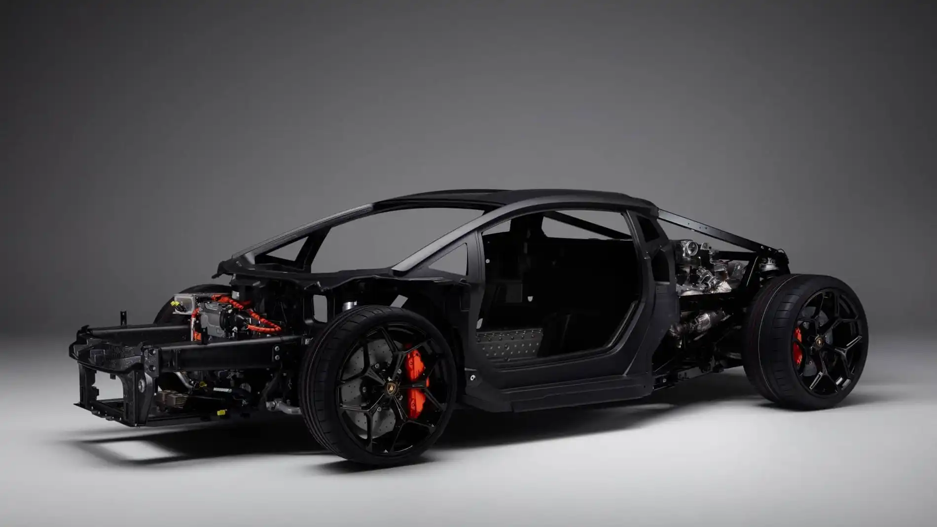 Así es el nuevo y ligero chasis de carbono del Lamborghini LB744